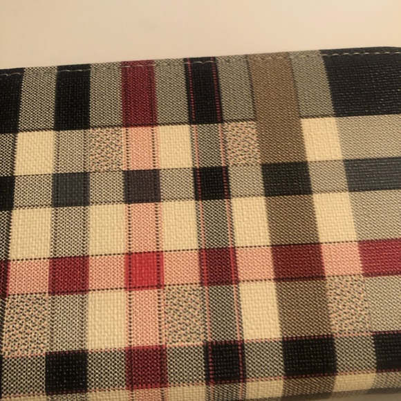 Black and red vegan lead free zippered top wallet - Picture 6 of 10